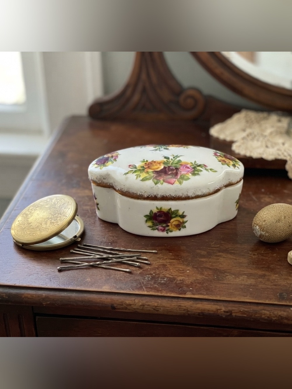 1962 Royal Albert "Old Country Roses" bone china covered trinket box